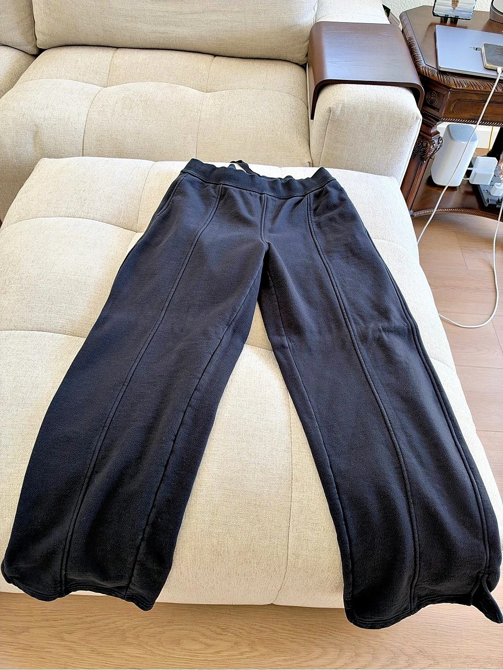 Alo Wide Leg Joggers in Black